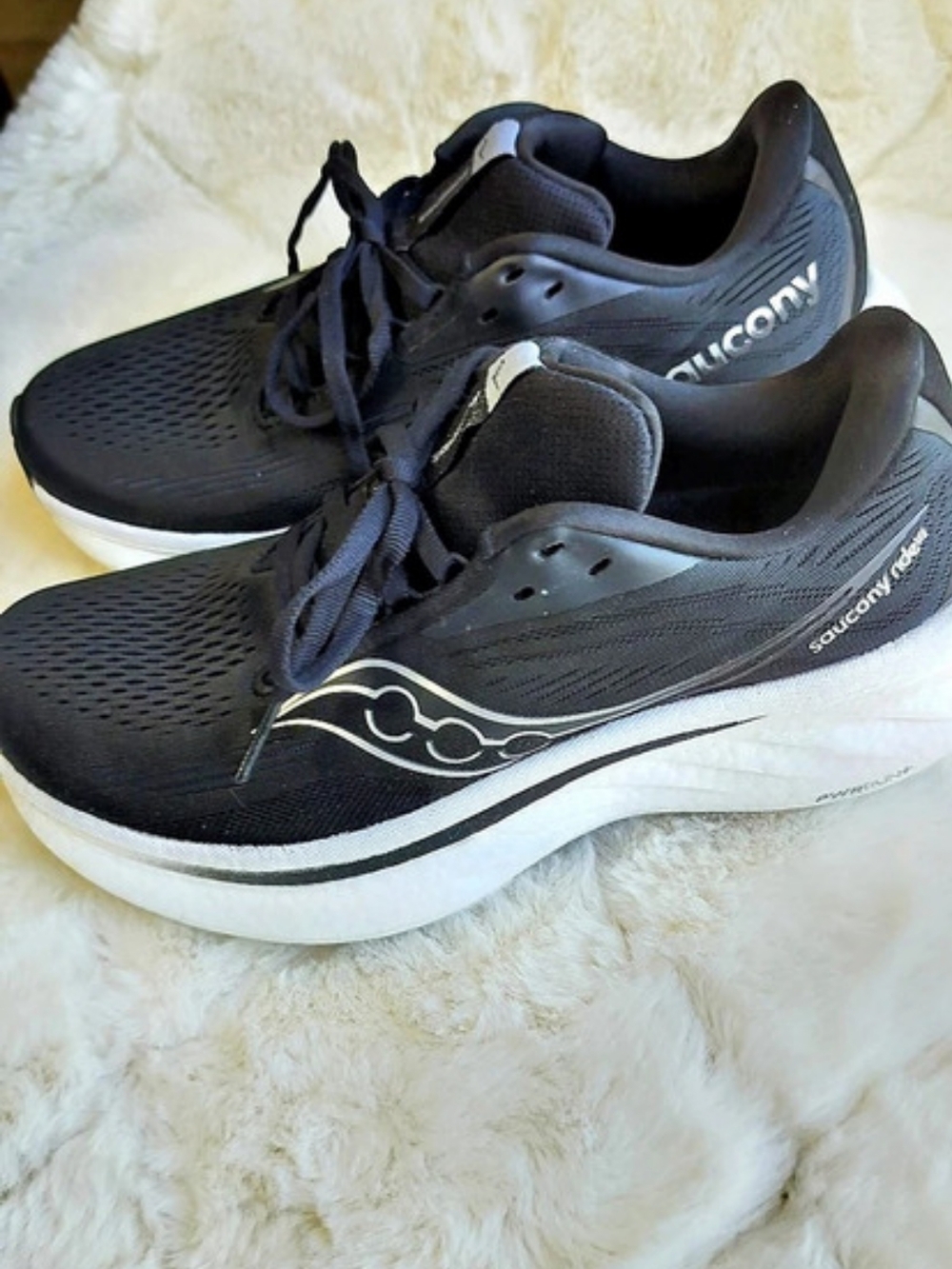 Saucony FORM Women's Black & White US 7  Athletic Shoes